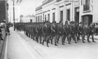 Desfile policial en calle Alem entre Garibaldi y Ameghino