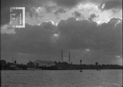 Vista desde el río, costa y muelle de cabotaje