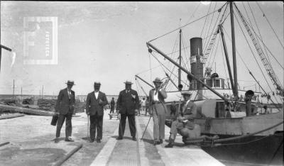 En Mar del Plata, grupo en puerto