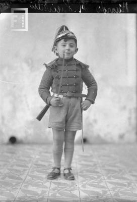 Niño con disfraz militar - Ricardo H. Piccirilli