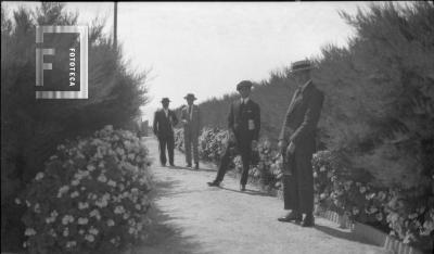 En Mar del Plata, grupo en camino jardín