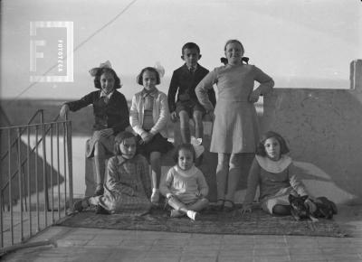 Grupo junto a baranda (6 niñas 1 niño)